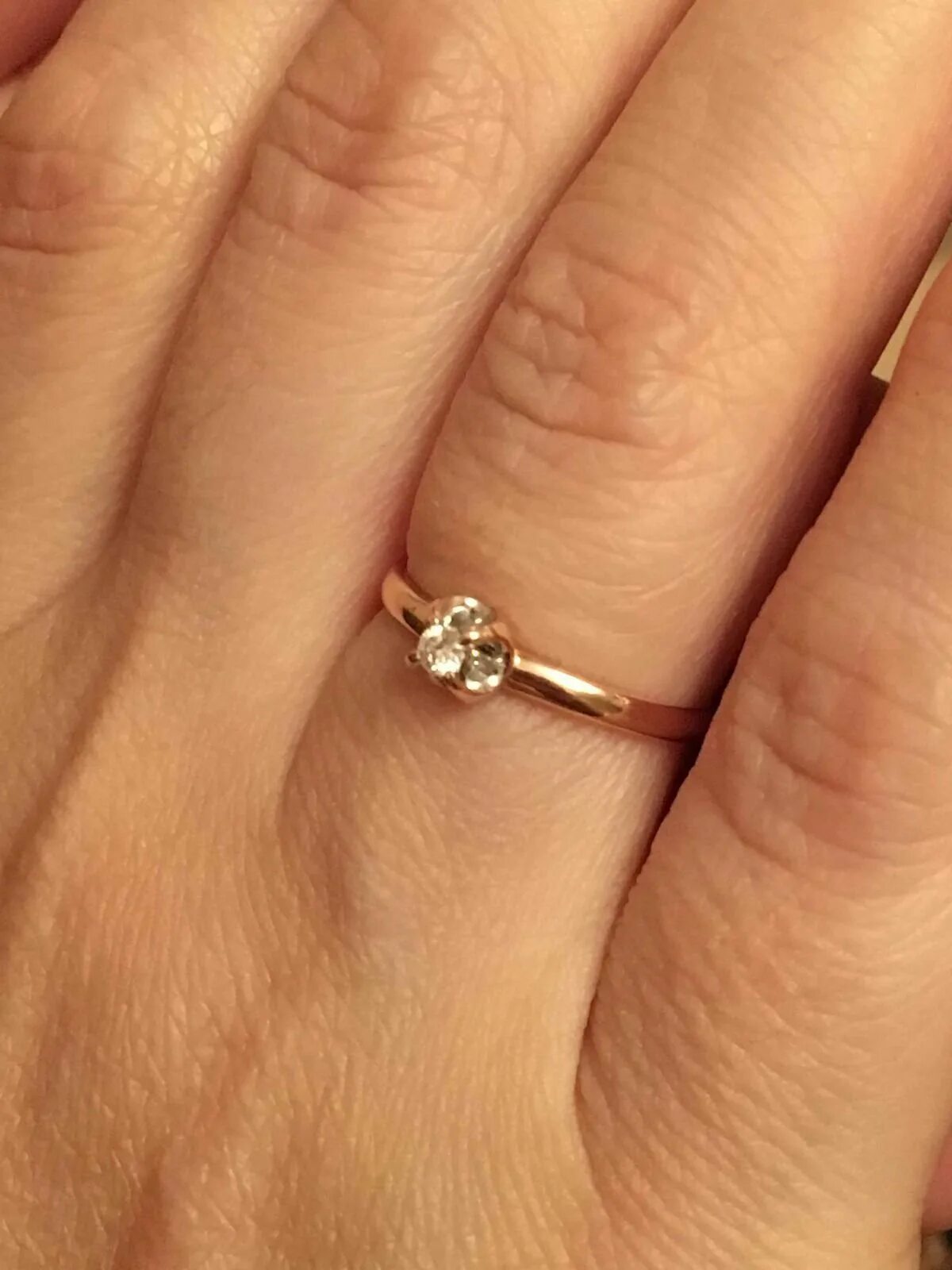 Золотое кольцо с бриллиантом на пальце. Кольцо с камушком. Кольцо с маленькими бриллиантами. Золотое кольцо с маленьким камушком.