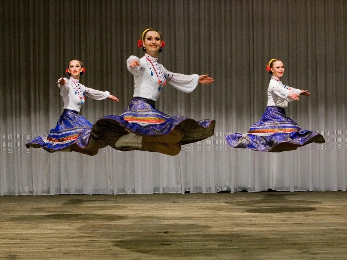 широка душа русского человека. русски девушка танцует. шабаш бельтайн. русскин наооднве танцы. катхак индийский танец.