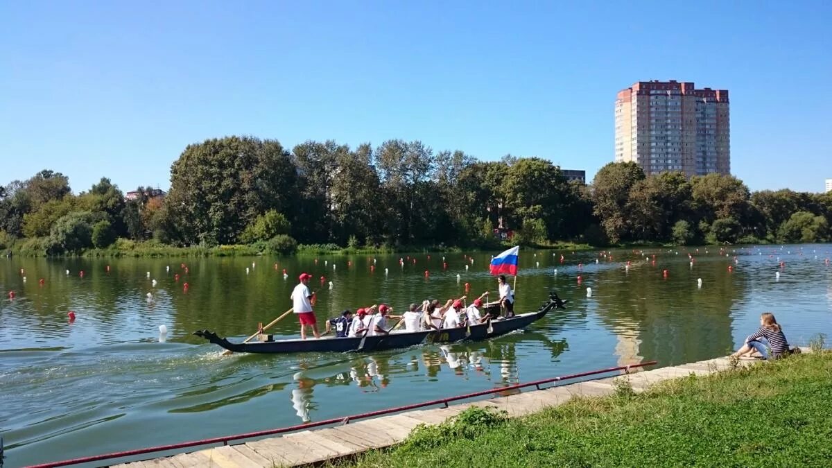 Вода пушкино московской области. Набережная Пушкино Серебрянка. Набережная реки Серебрянки Пушкино. Водно спортивная база Серебрянка Пушкино. Река Серебрянка в Пушкино.