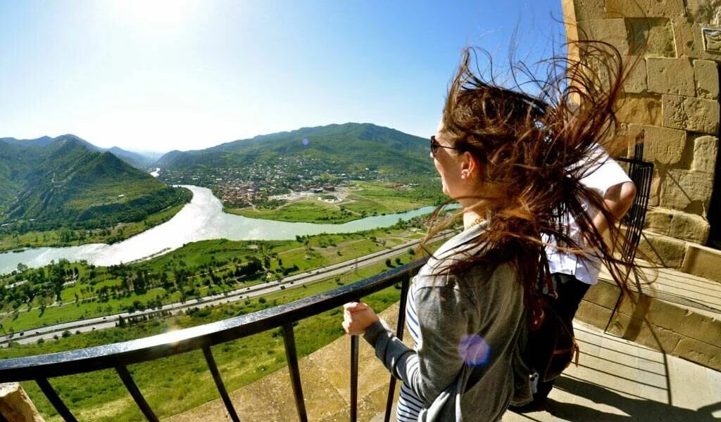 Грузия тбилиси природа. Туристка в грузии. Туристы в грузии. Туристы в армении. Грузия тбилиси путешествие.