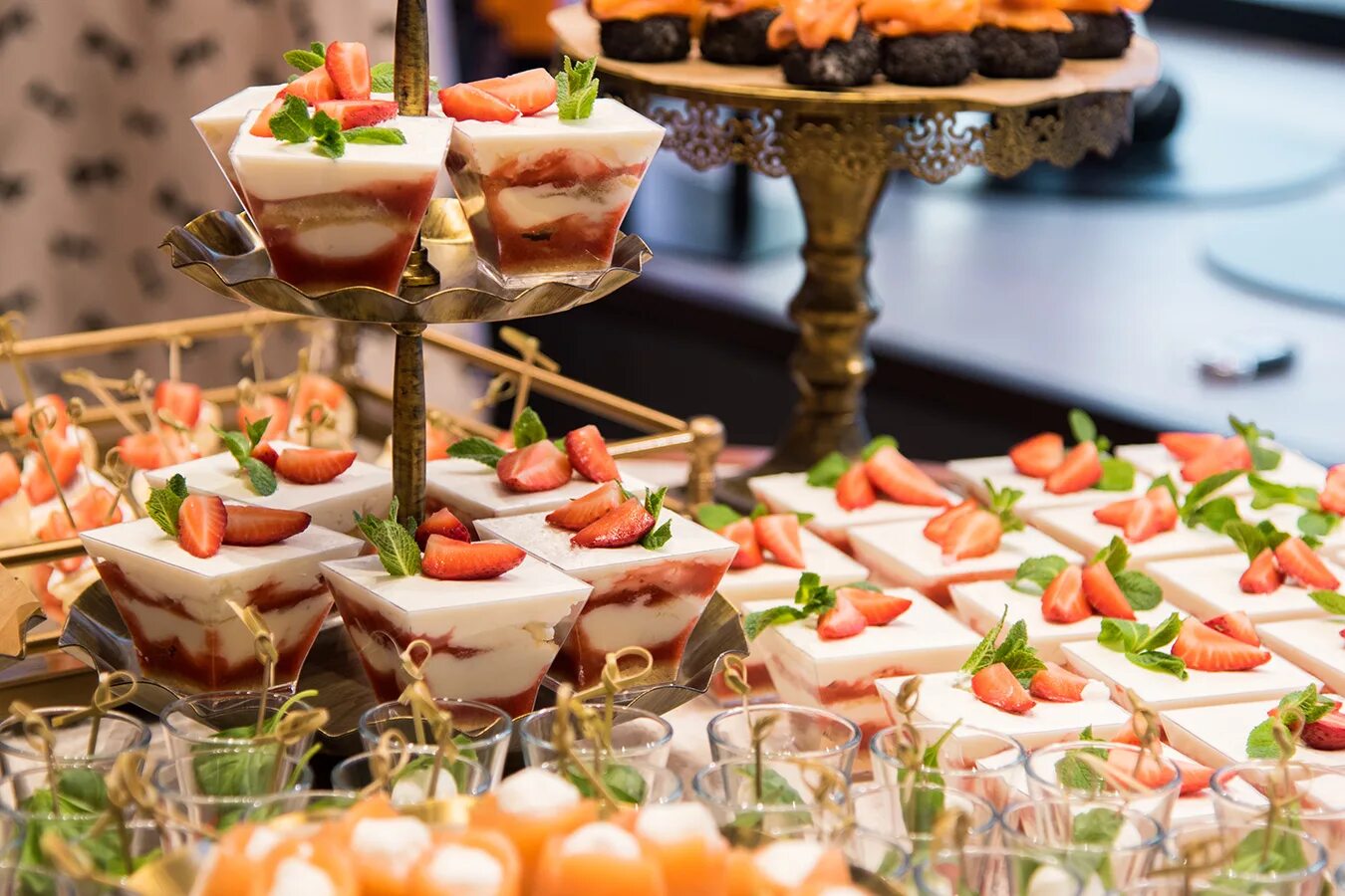 банкетные блюда. банкет рецепты с фото. закуски для фуршета на свадьбу. кейтеринг канапе фуршет. большие банкетные блюда.