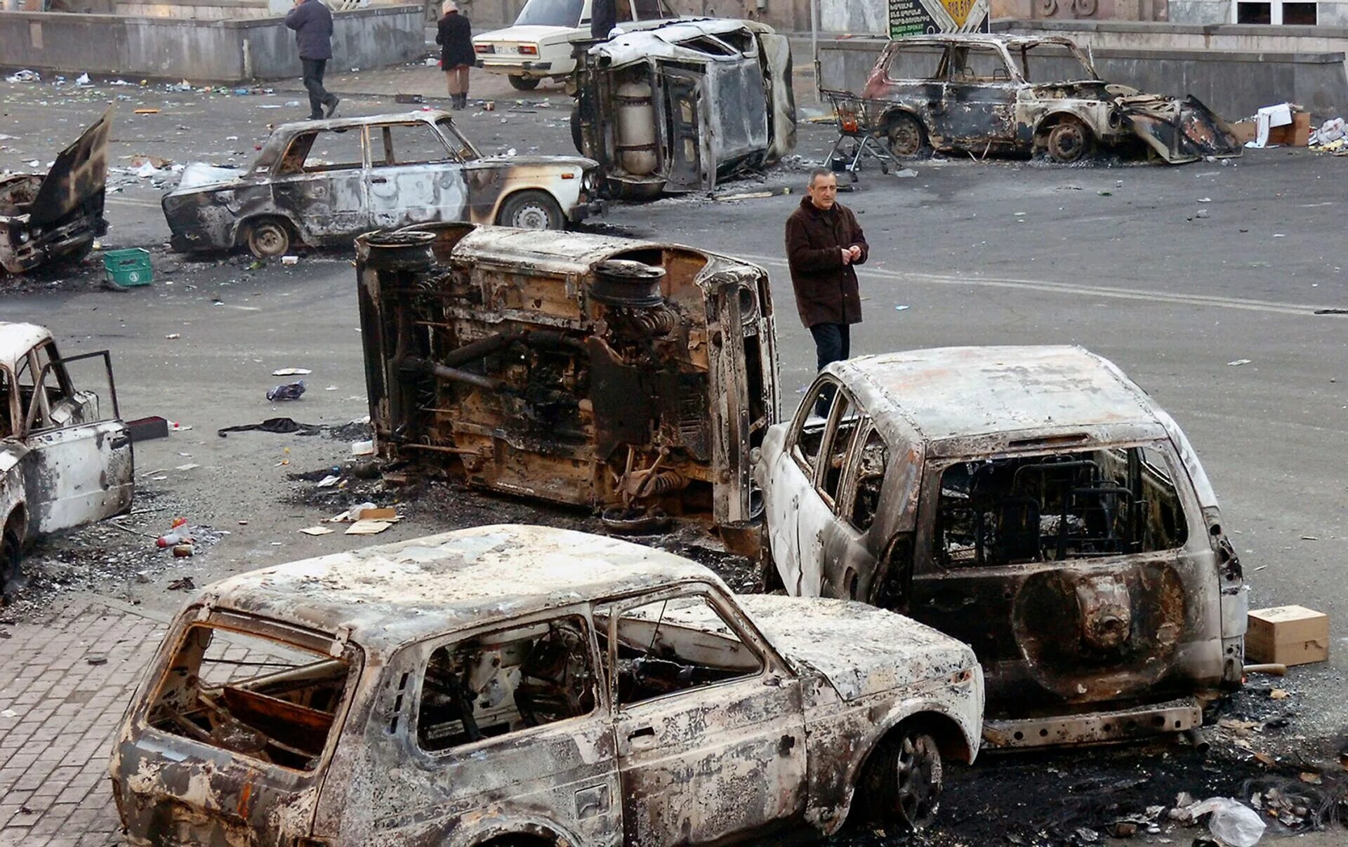 Протесты в армении 2008. Армения 2008 революция. Митинг в ереване. Беспорядки в ереване 2008. Площадь в армении митинг.