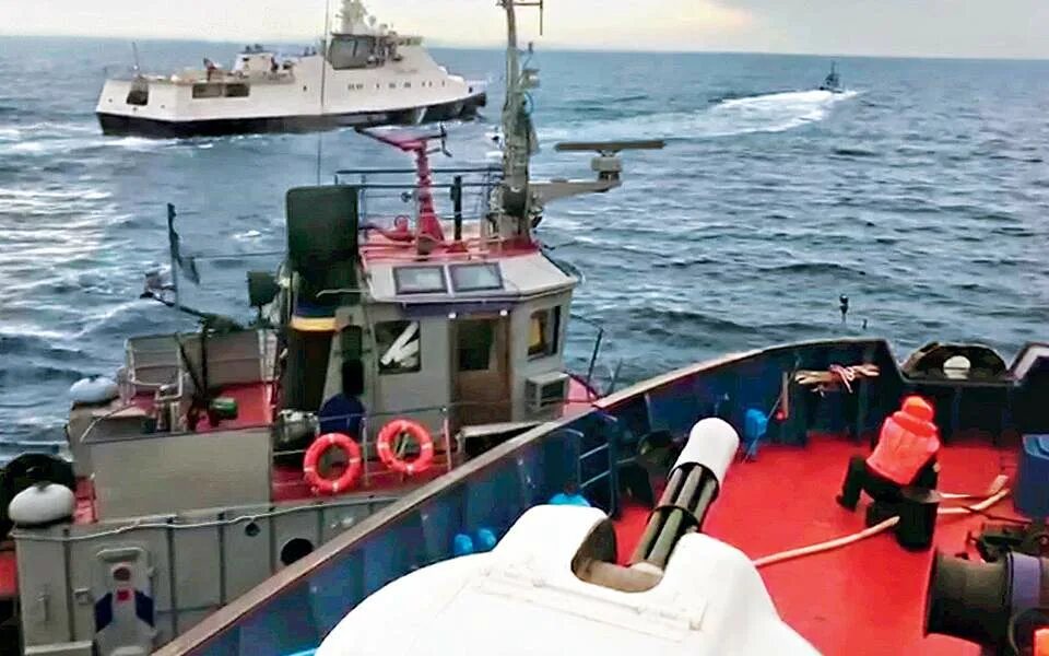 украинские катера в керченском проливе. инцидент в керченском проливе. за инцидент в керченском проливе. брошенный танкер в черном море. инцидент в керченском проливе.
