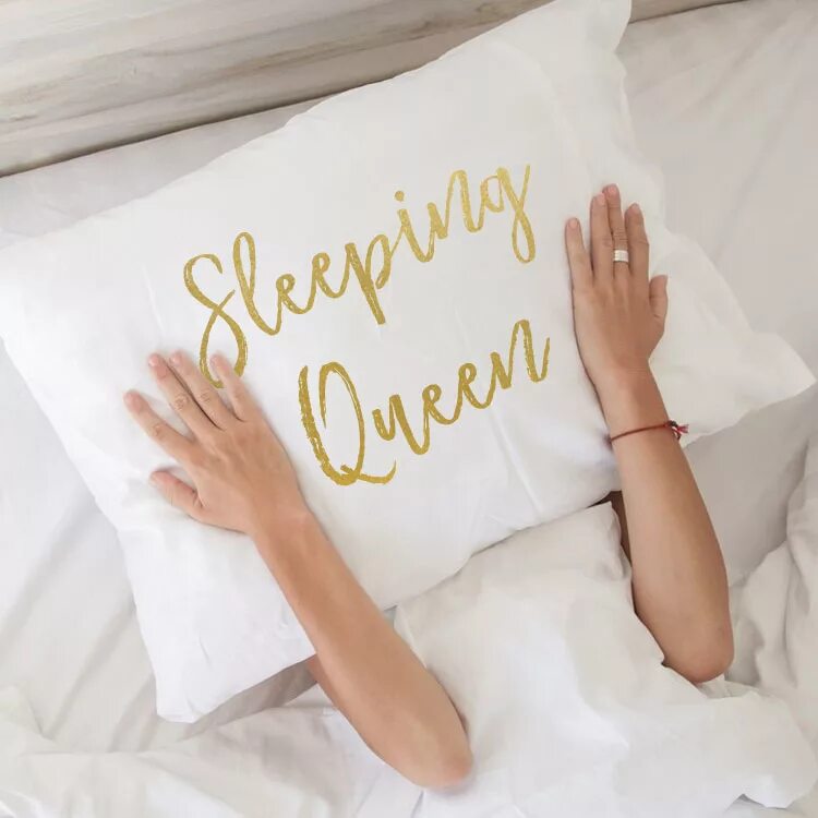 Сон подарок от бывшего. Мужчина с подарком россия отчет. Получать подарки во сне. Бесполезные подарки на новый год. Сон букет дарят.