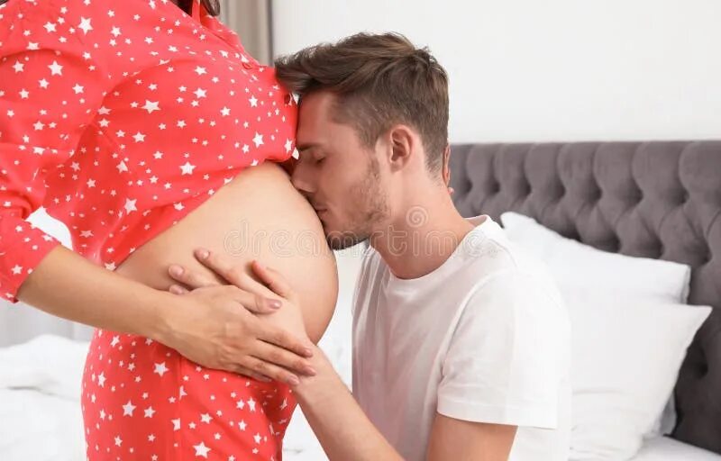 Беременную жену друзьям видео. Целует животик беременной. Целует беременный животик. Парень целует беременный животик. Мужчина целует беременный живот.