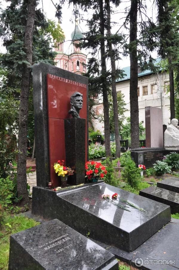 Маяковский где был. Новодевичье кладбище маяковский. донское кладбище могила маяковского. могила маяковского на новодевичьем кладбище. памятник маяковскому на новодевичьем кладбище.