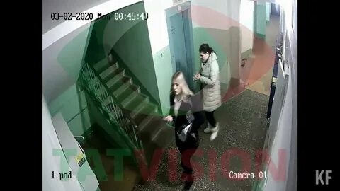 В подъезде с ней