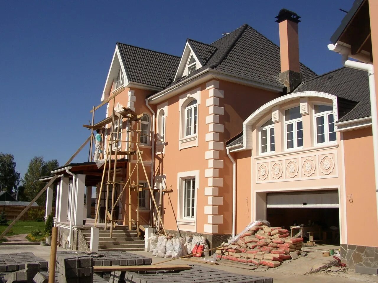 Короед штукатурка фасадная технология. Фасад сенерджи. Штукатурка фасад короед армикс. Фасад дома работа. Отделка фасадной плиткой.