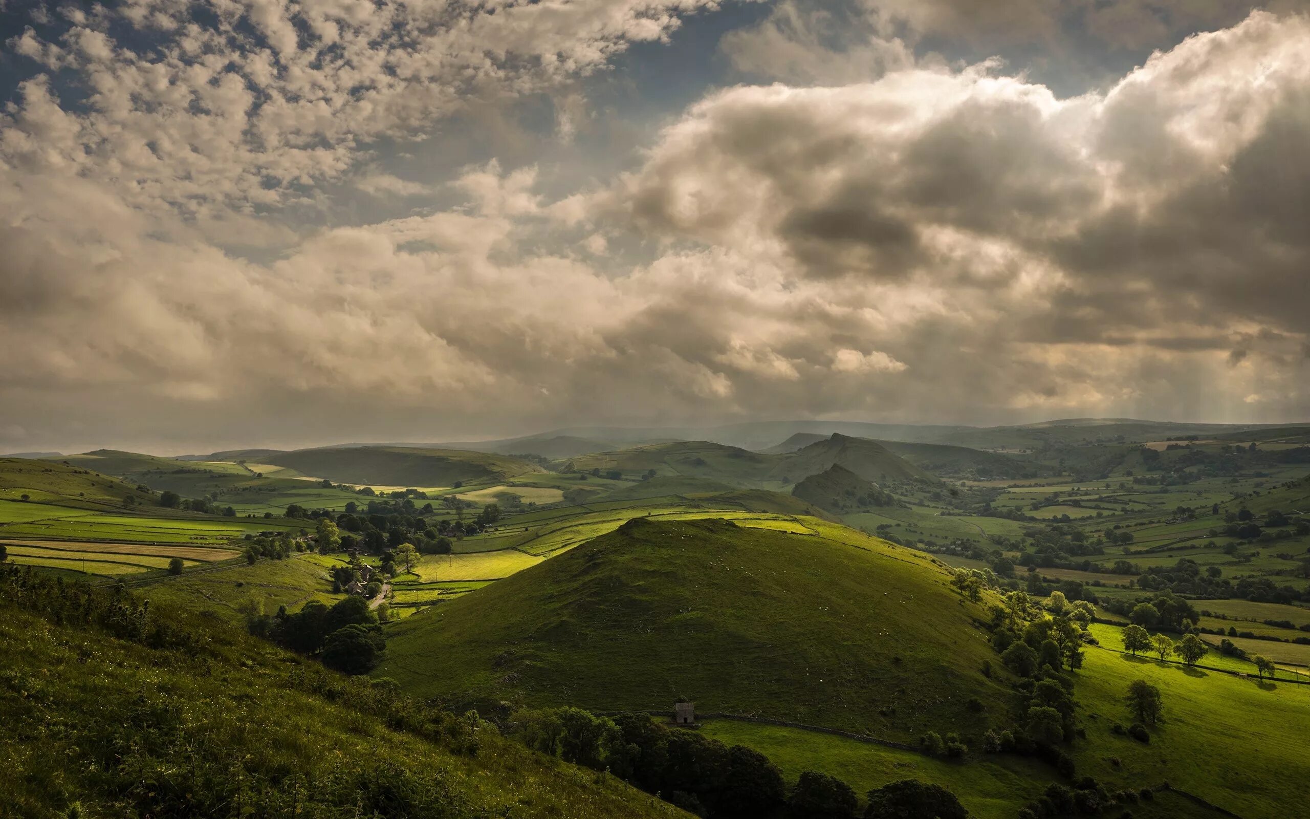 Холмы фото. Green Hills зеленые холмы Ирландии. Холмистые равнины Великобритании. Холмистые возвышенности в Северной Ирландии. Чилтернские холмы Великобритания.