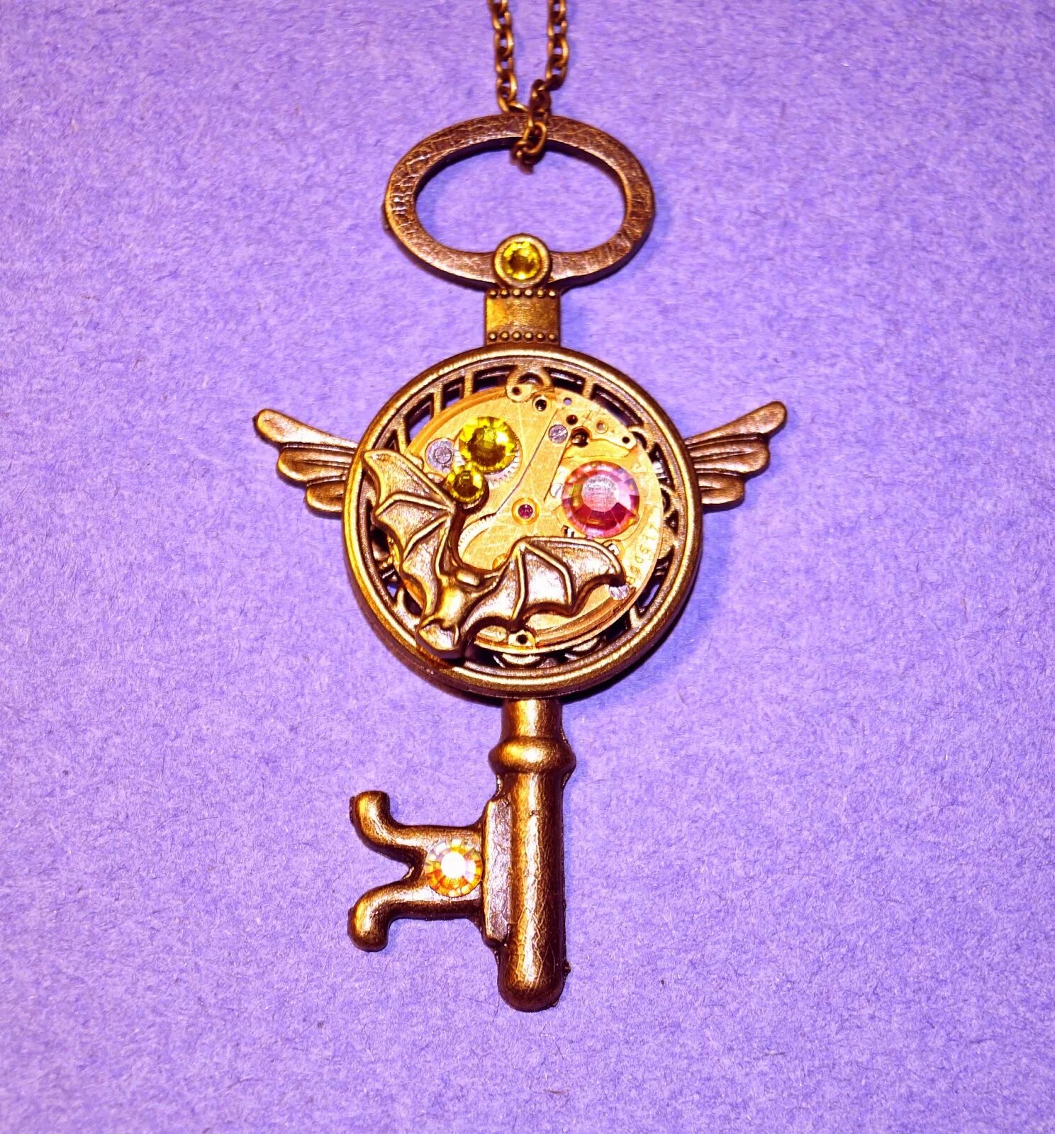 Волшебный ключ. Где волшебный ключ. Изображение золотого ключика. Ключик от ларца. Ключ магия.