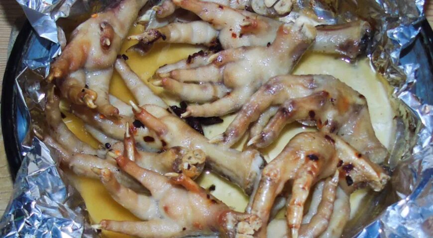 Как варить куриные лапки. Куриные лапы в духовке. вареные куриные головы.