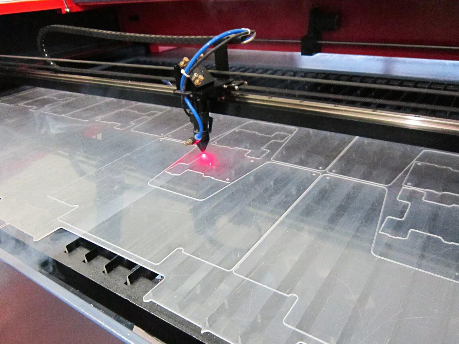 Лазерная резка зеркального пластика. Фрезеровка пвх. Мультикам 3000 фрезерный станок с чпу. Сборка автоматической резки. Лазерная резка абс пластика.