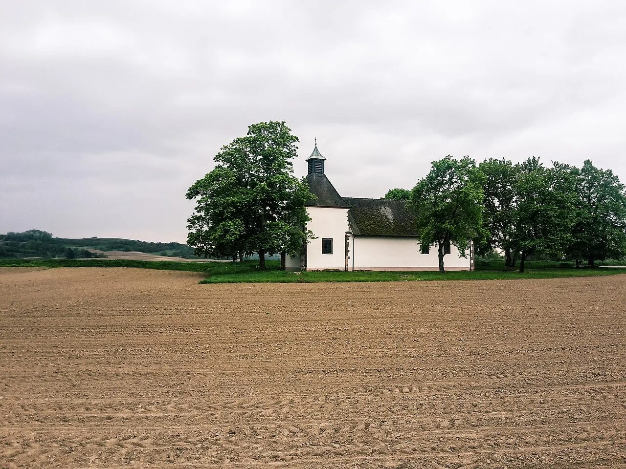 Fields church. Церквушка в поле. Протестантская церковь пейзаж. Дом в поле. Храм в поле.