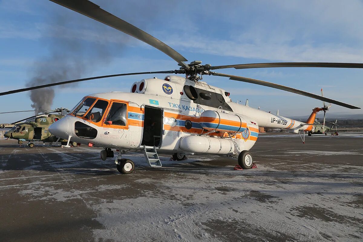 Ми 8 рф. Ми-8 вертолёт. Вертолёт ми-8 АМТШ. Вертолет ми8 Сапсан. Ми-8амтш Арктический.