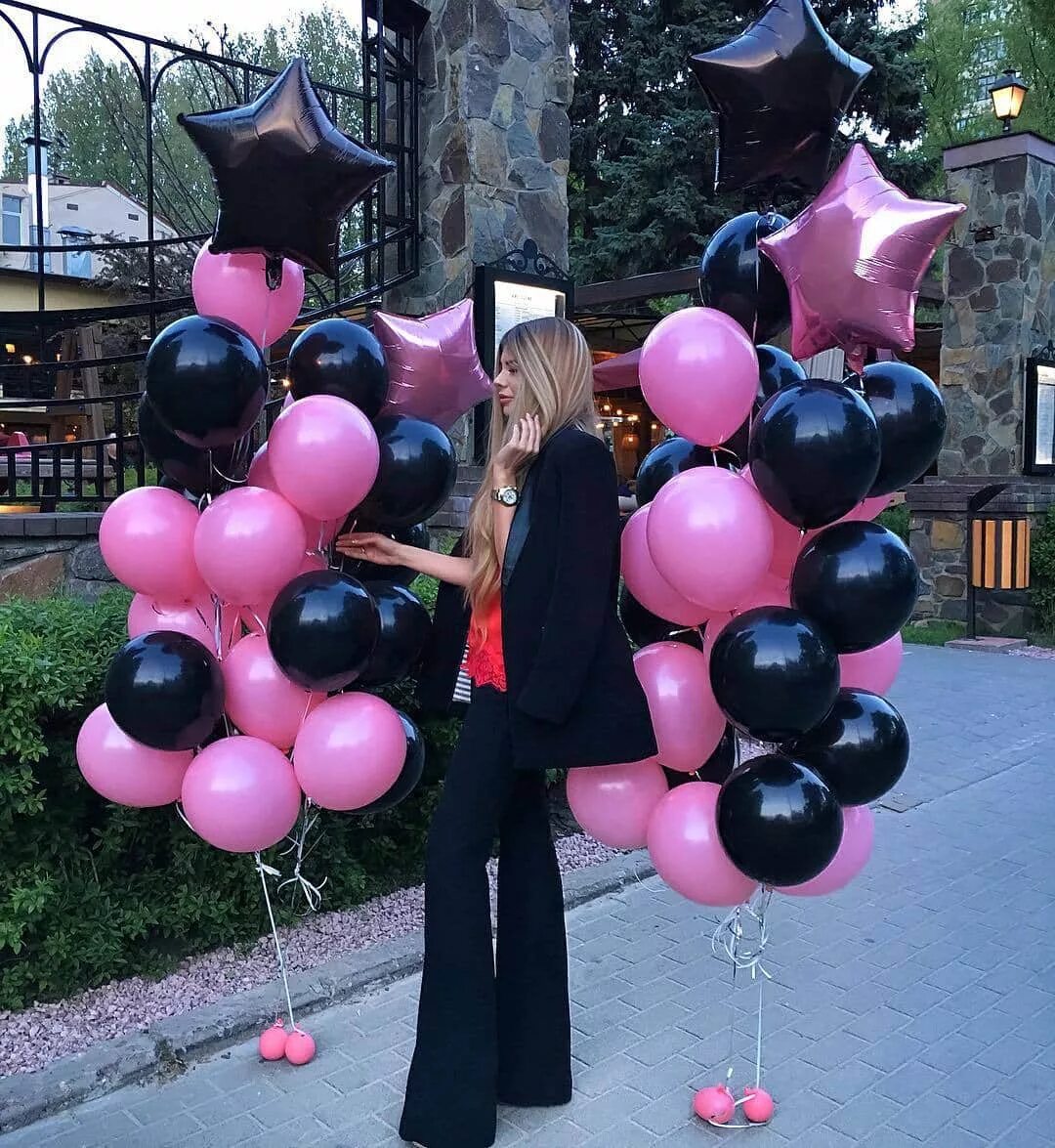 Девушка и воздушные шары. Шары розовые с черным. Стильные шары. Воздушные шары композиции.
