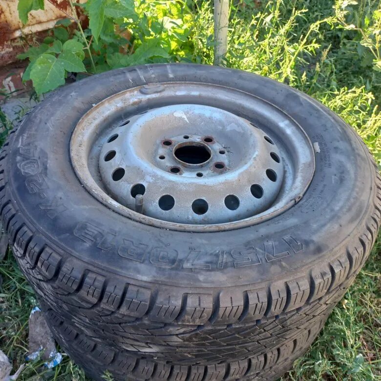 шины ваз 2107. R13 бу. резина зимняя r13 zodiak. 185 75 13 на ваз. колеса 13 и шины зимние шипованные диски штампованные.