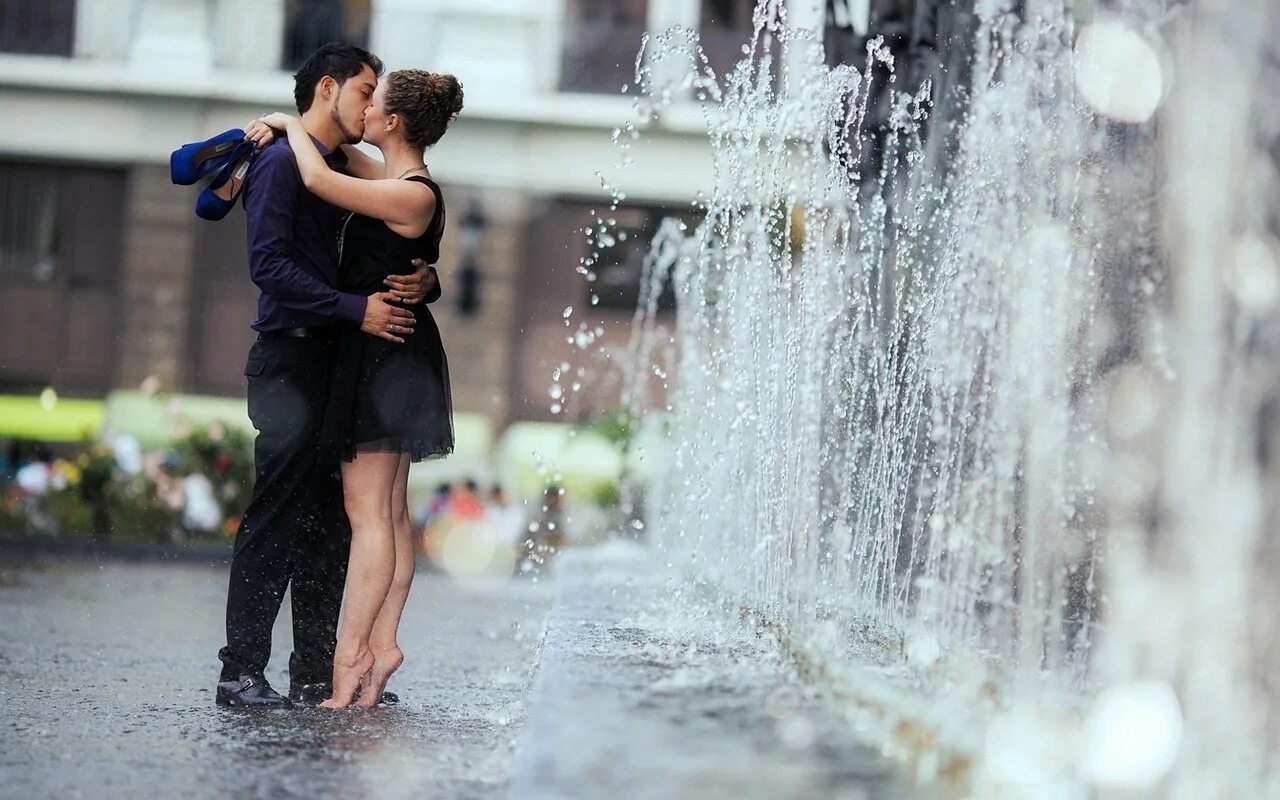 Романтик любимой девушке. Романтические поступки. Мужчина и женщина под дождем. Радостная встреча. Романтичное настроение.