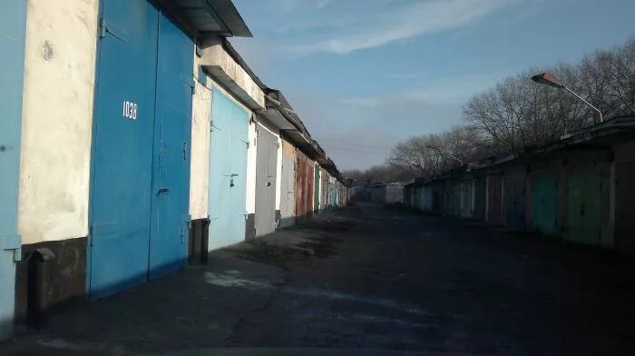 Гараж советский сбоку. Продается дом в днр. Гаражи аэродром карта. Гараж черепашка. Шахта комсомолец горловка.