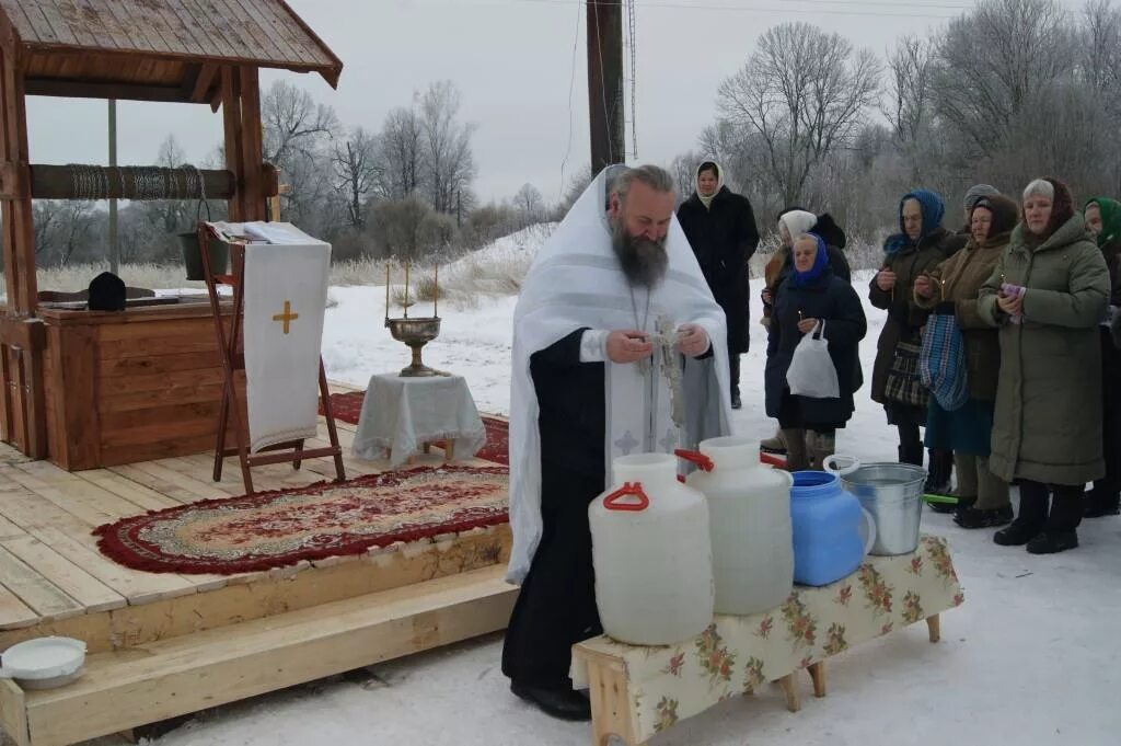 Освятить воду в домашних. Церковный колодец. Освящение воды. Колодец в монастыре. Освящение колодца.