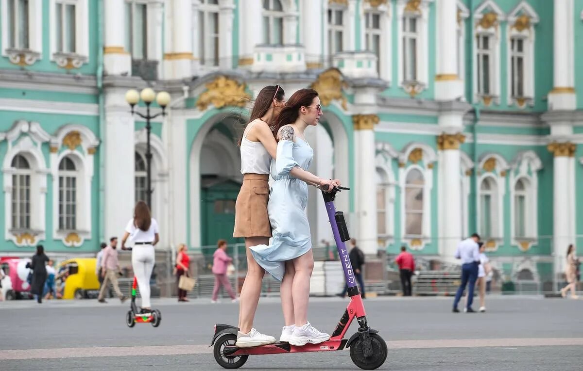 Самокат напрокат в спб. Самокат на улице. Электросамокат на улице. Электросамокаты на улицах Петербурга. Самокаты в Питере.