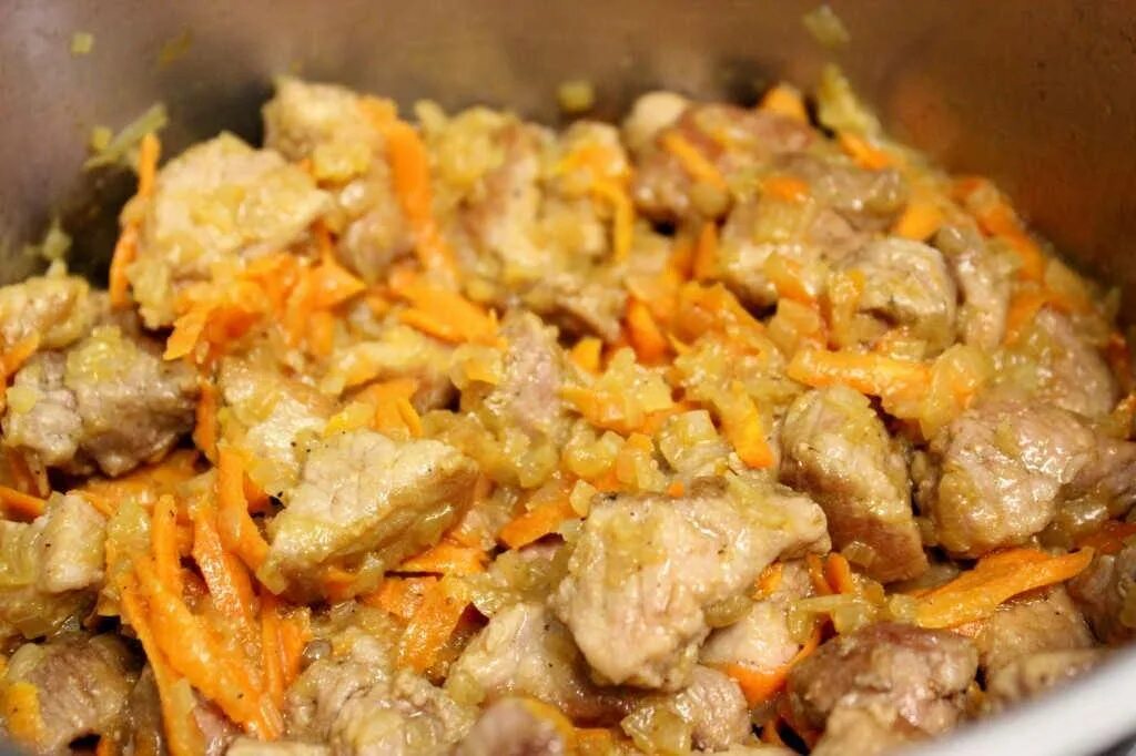 Свинина с овощами в кастрюле. Тушеная курица с луком и морковью. Свинина тушеная с луком и морковью. Курица жареная с луком и морковью. Курица с картошкой и морковкой.