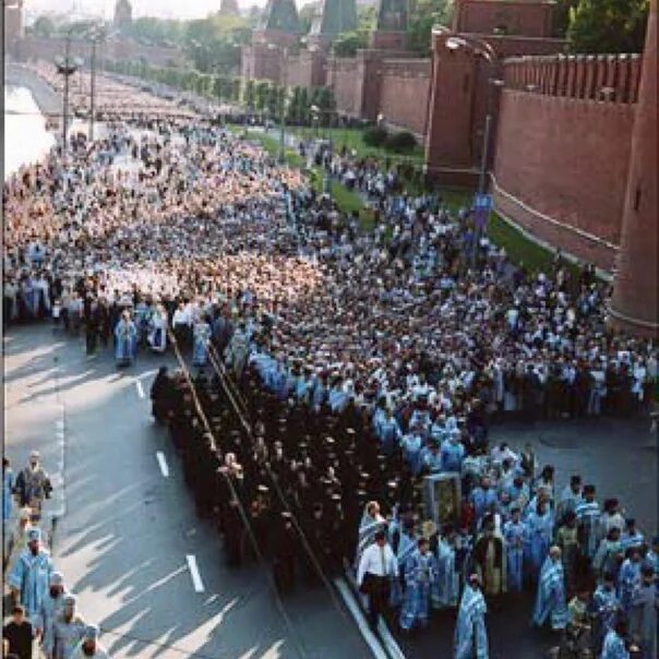 10 июля 2004. Возвращение тихвинской иконы божией матери в 2004 году. возвращение тихвинской иконы 2004 году. очередь к тихвинской иконе в москве.