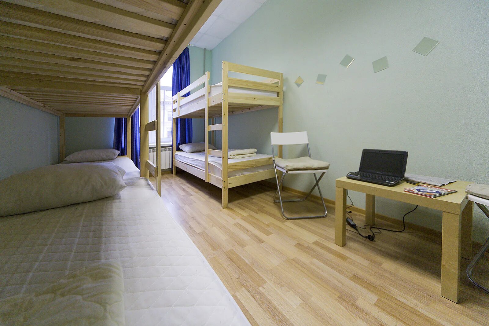 жилье для рабочих и отдыха. общежитие для рабочих. общежитие в москве. квартира для вахтовиков. обычная комната с мебелью.