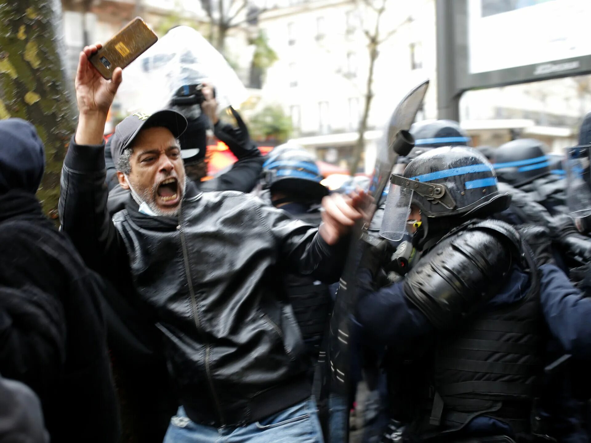 Как в сша называют забастовку полицейских. Протесты в Париже.