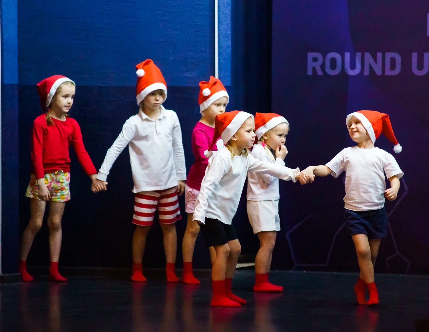 танец гномиков в детском саду. танец гномиков старшая группа. танец гномиков на новый год. детский танец гномов. танец гномов в детском саду.