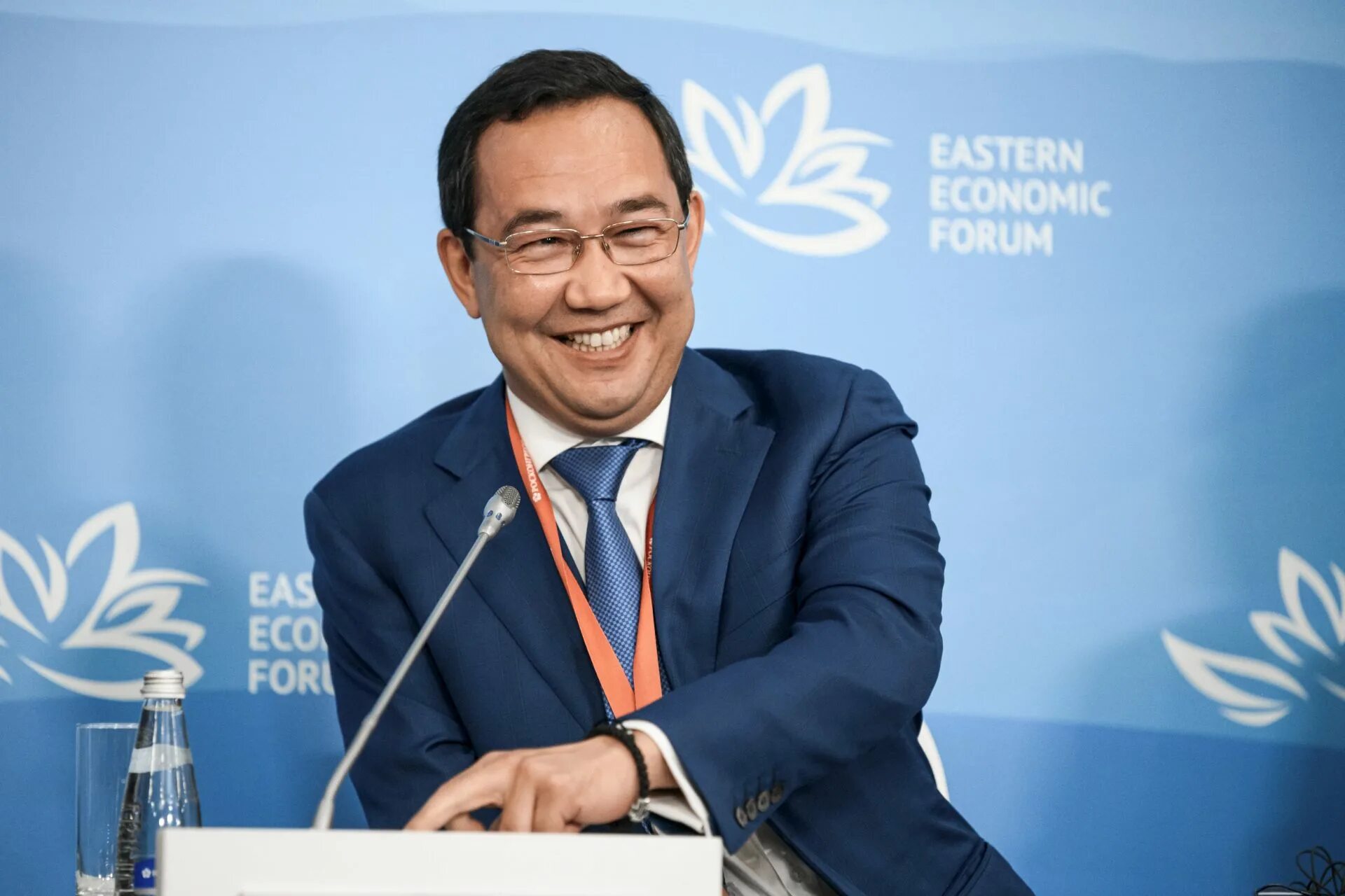 Айсен николаев якутия. Айсен николаев глава республики саха. Президент якутии айсен сергеевич николаев. Глава якутии айсен. Глава якутии айсен.