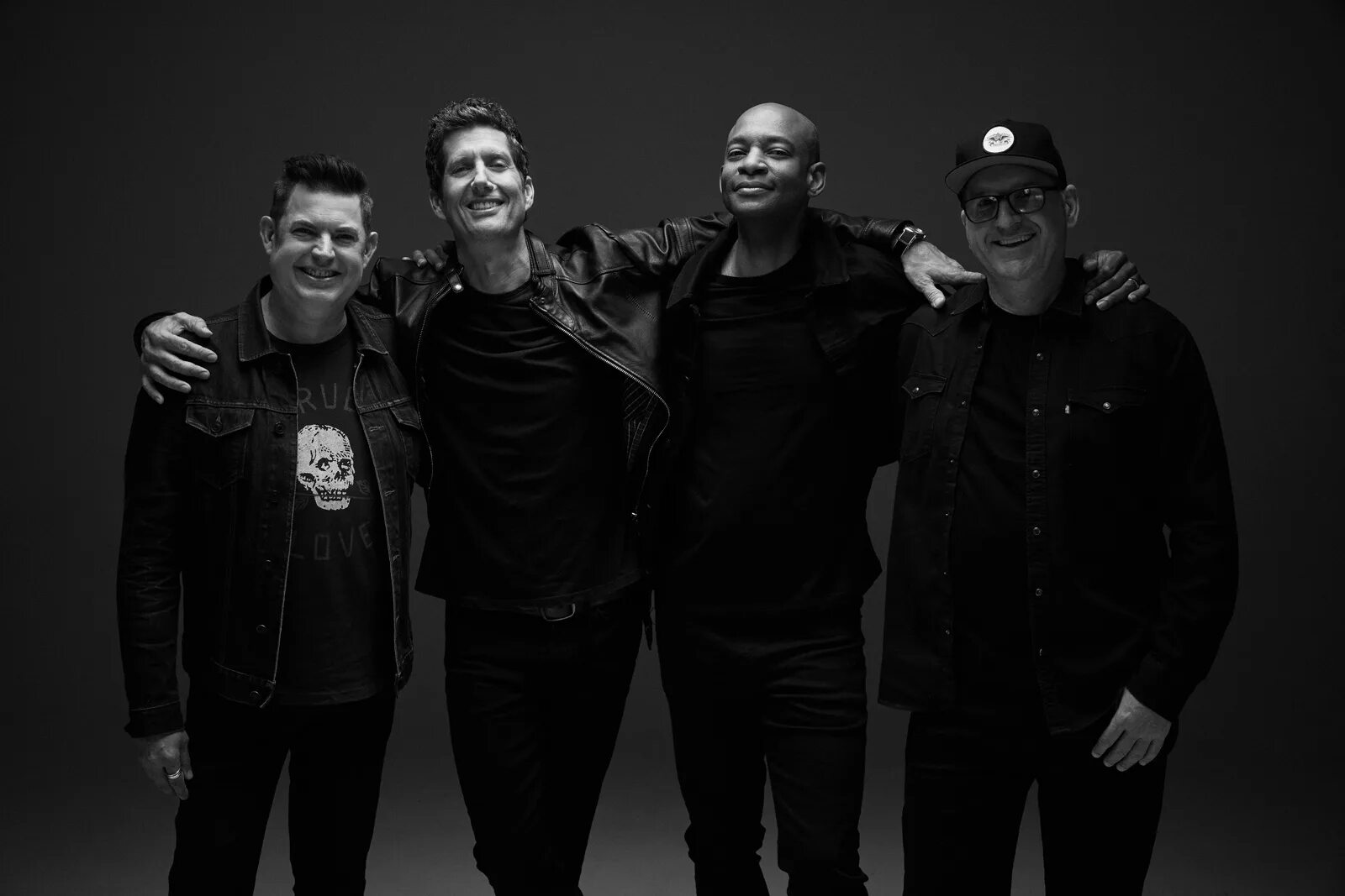 Hollywood undead 2005. Группа крутых людей. Группа крутых людей. Идеи для групповой фотосессии. Группа голливуд андед.