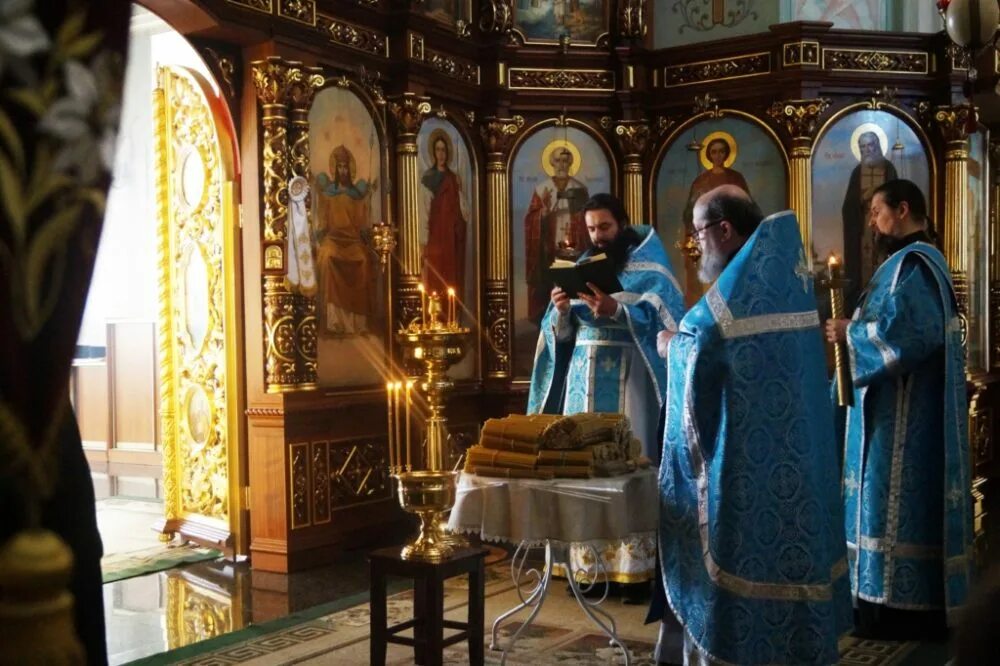 Освящение сретенских свечей. Освящение сретенских свечей. Освящение свечей на сретение. Чин освящения свечей на сретение господне. Свечи церковные сретенские.