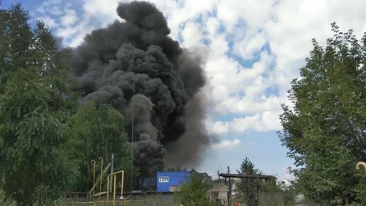 Дым от пожара. Пожар в Казани сейчас. Столб дыма. Столб дыма в Казани. Черный дым сегодня