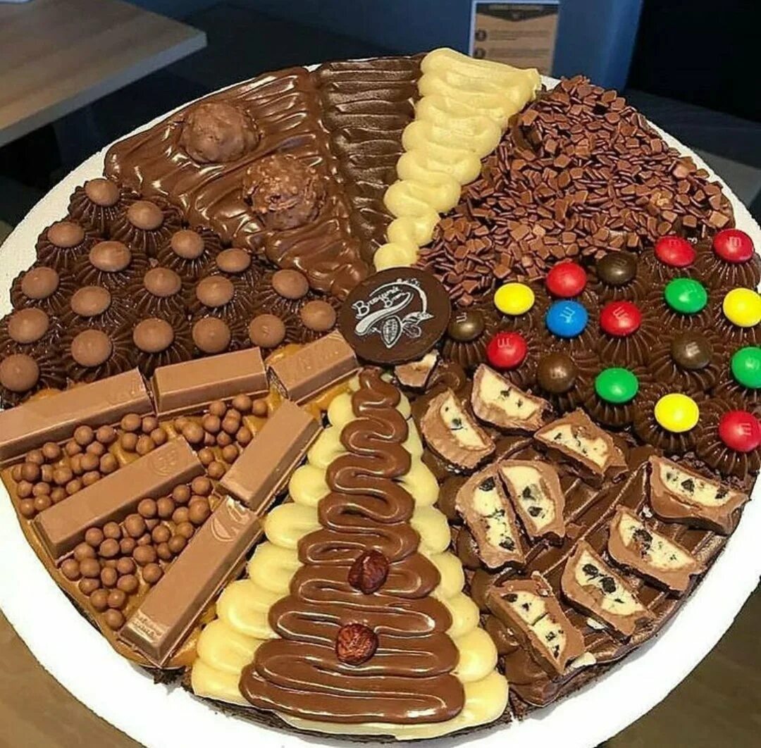 торты с шоколадками, конфетками,печеньками. торт в виде шоколада. сладкая пицца. торт с шоколадом сверху.