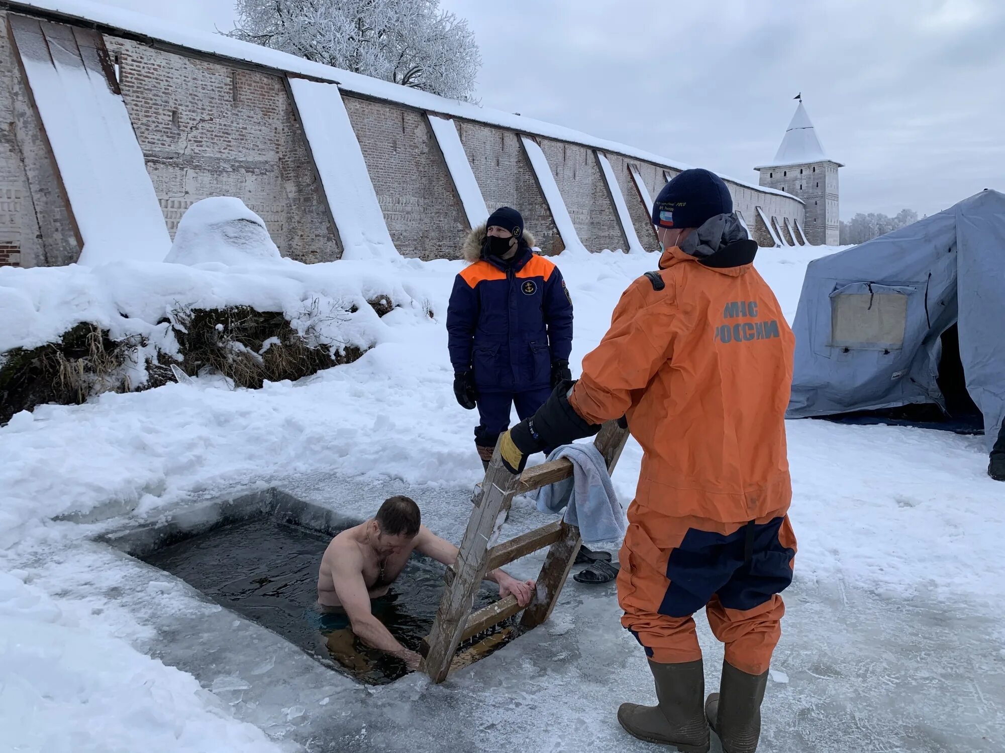 Купели вологда крещение. Прорубь в вологде. Купель спасо прилуцкий монастырь. Вологда спасо-прилуцкий монастырь крещенские купания. Вологда крещенские купания.