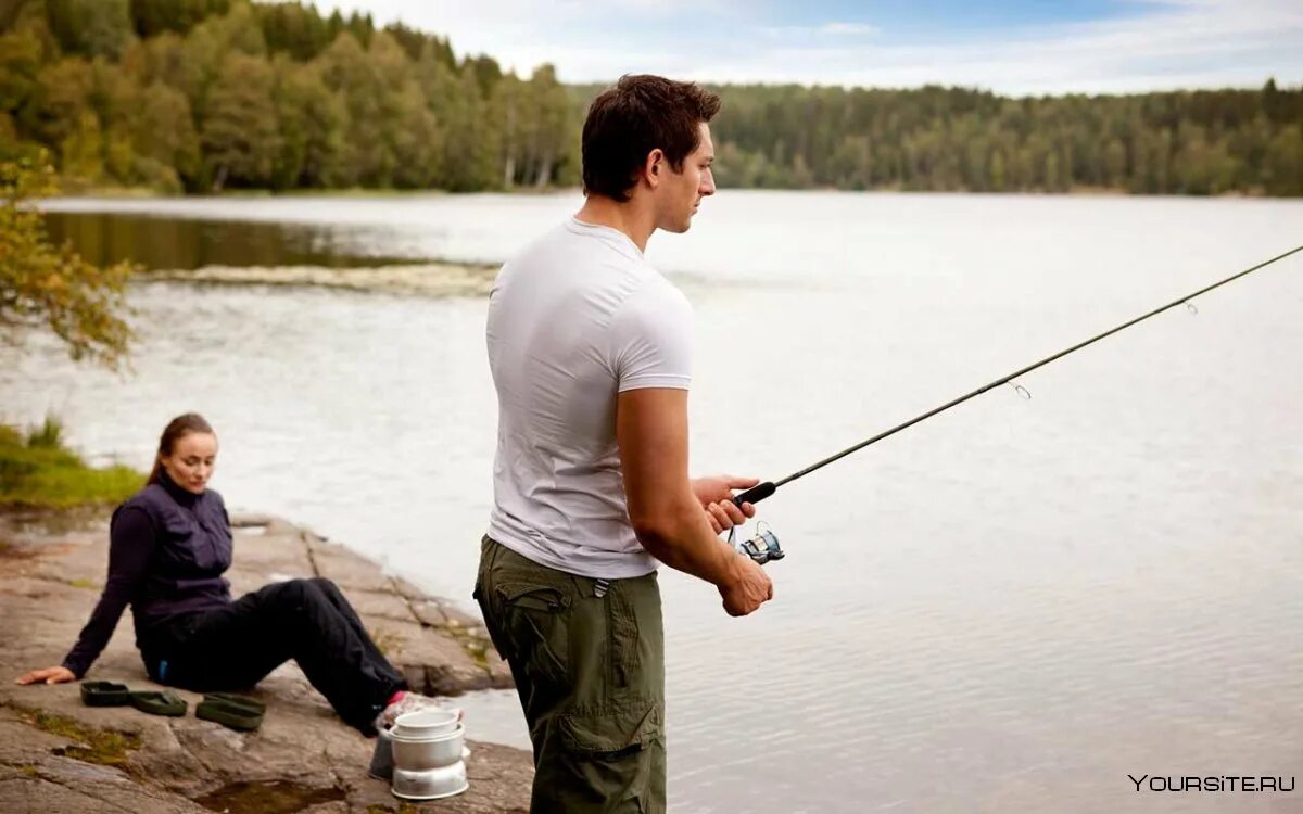 Мужчина на рыбалке. Красивый мужчина на рыбалке. Парень с девушкой на рыбалке. Рыбалка молодые парни. Девушка ловит парня