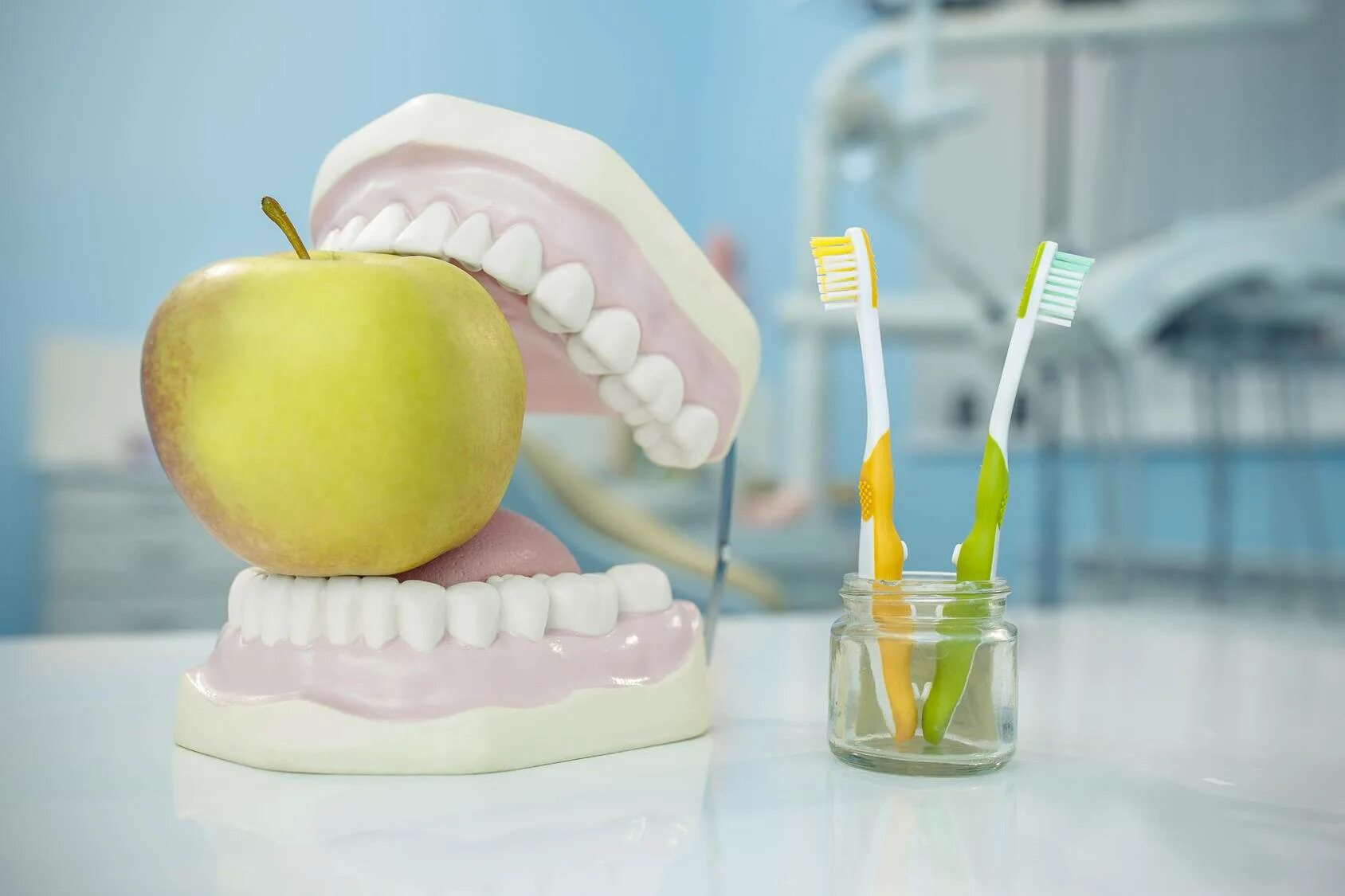 Стоматолог выходные. Профилактика зубов в стоматологии. Профилактика кариеса питание. Еда в зубах.
