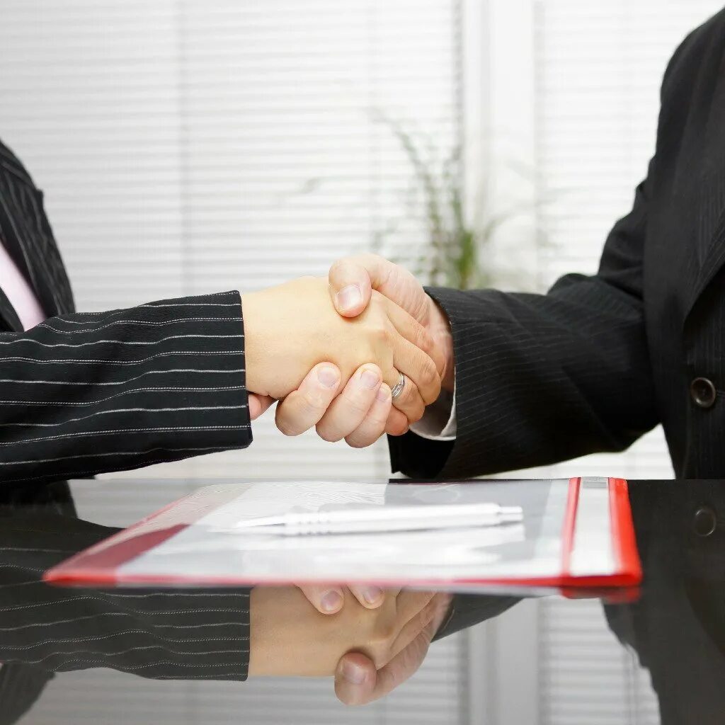 Юридические услуги государственным учреждениям. Рукопожатие бизнесменов. Юрист адвокат. Юридическая тематика. Консалтинговые услуги для бизнеса.