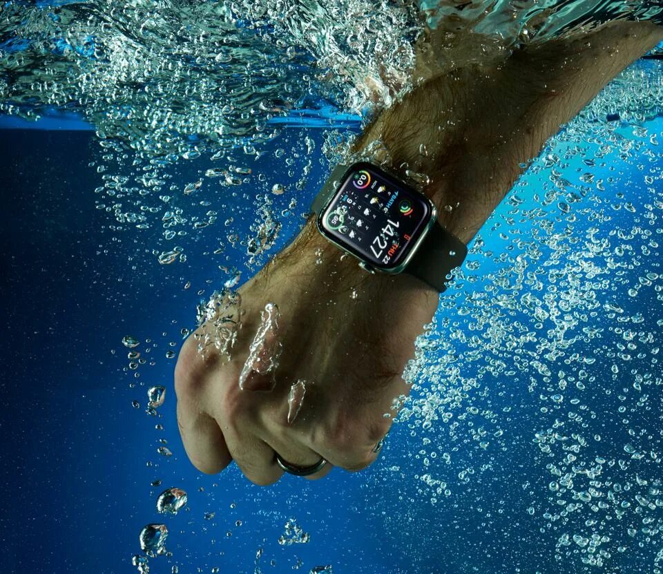 Watch me swim. Apple watch плавание. Плавающие часы. Часы АПЭЛ вотч плавание. Смарт часы для плавания в бассейне.