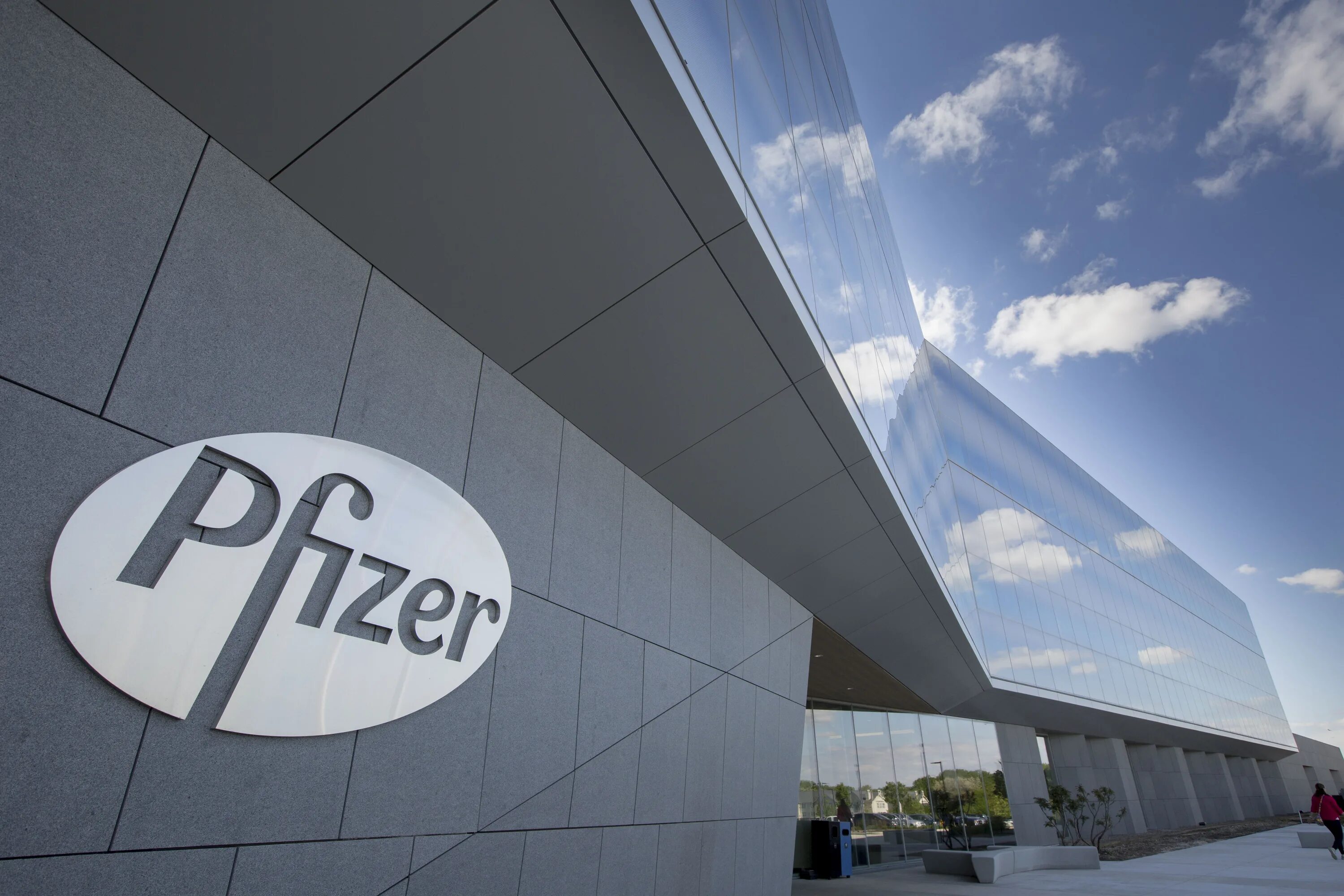 Файзер. Завод pfizer. американская фармацевтическая компания pfizer. пфайзер здание. pfizer центральный офис.