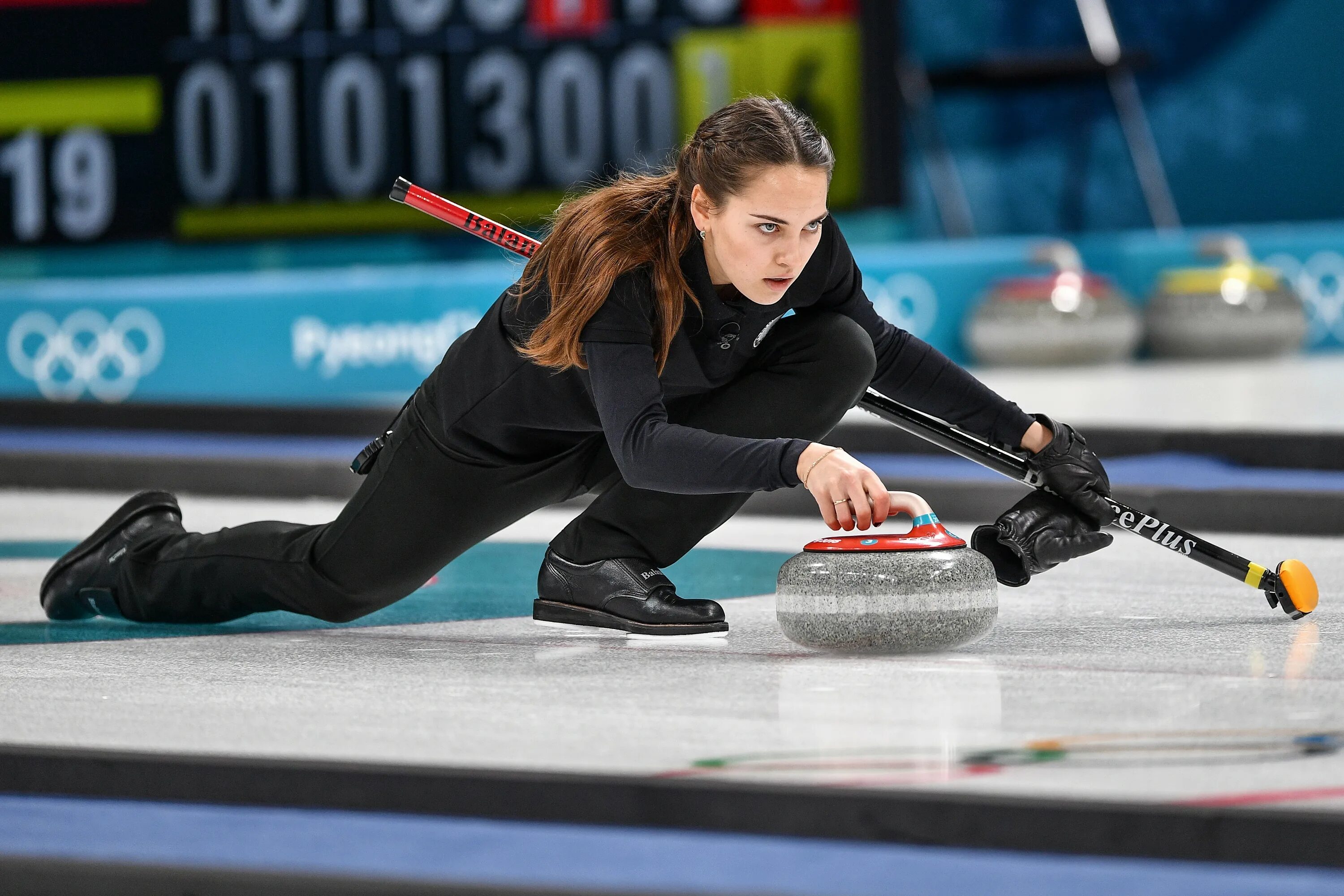 Керлинг командный вид спорта. Зимние олимпийские виды спорта керлинг. К каким олимпийским играм можно отнести керлинг. Кёрлинг олимпийские игры. Керлинг командный вид спорта.