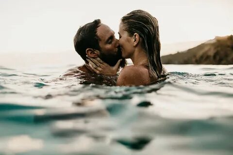 Lindsay Vann Photography Intimate + Adventurous Couples session in the ocea...