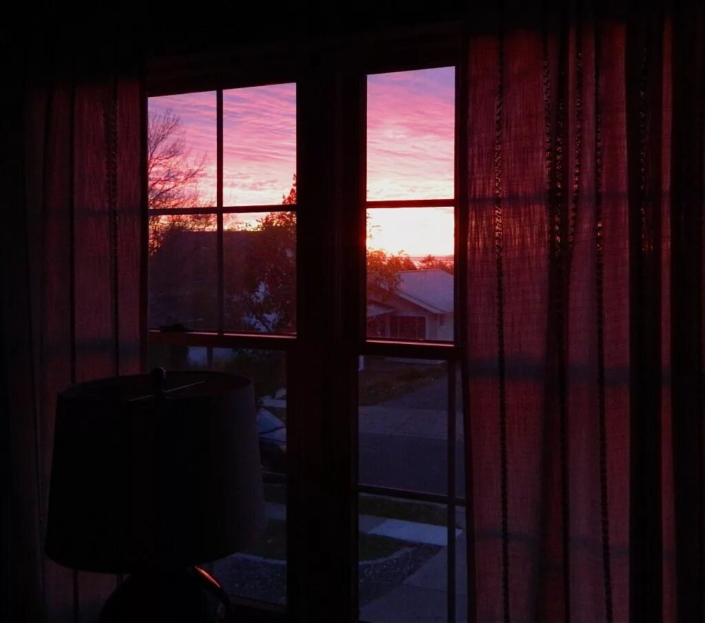 дом окнами на закат. окно с видом на море. дом окнами на закат. дом на закате. красивая квартира с панорамными окнами.