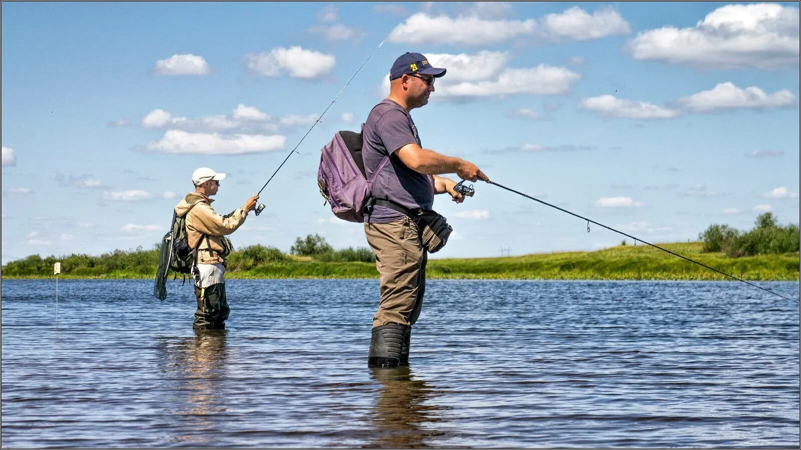 Рыбалка на спиннинг. Рыбалка летом. Рыбак на берегу реки. Рыбак на рыбалке.