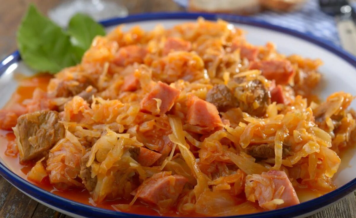 Солянка из капусты с мясом на сковороде. Тушеная капуста. тушёная капуста с сосисками. тушеная квашеная капуста. тушёная капуста с мясом.