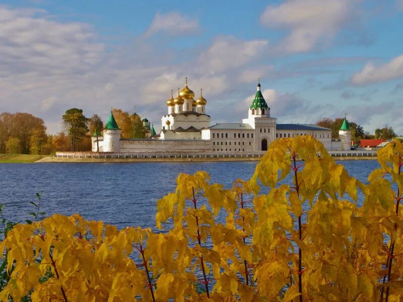 Кострома туры выходного. Кострома Ярославль осень Ипатьевский монастырь. Ипатьевский монастырь осенью. Кострома осень Ипатьевский. Кострома достопримечательности Волга.