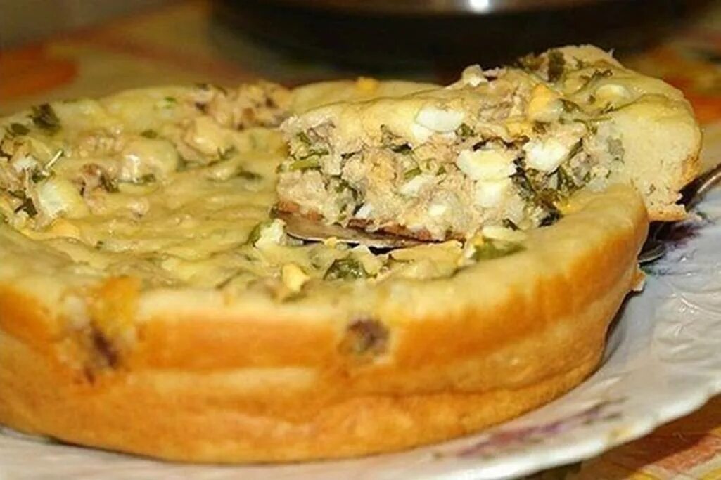 Рыбный пирог с яйцом. Пирог с консервой. пирог с рыбной консервой. пироги с консервой и яйцом. открытый пирог с рыбными консервами.