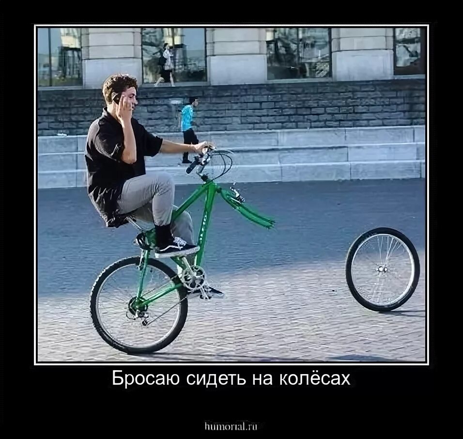 Человек кидает мяч. Мужчина подкидывает мяч. Подкинутый мяч. Одинокий парень. Бросить сидеть.