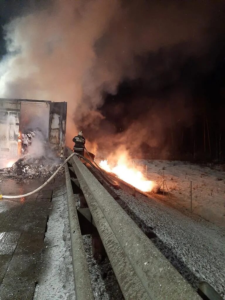 Пожар на м 11. Горящие полицейские машины. Пожар на м 11. Топливозаправщики мчс. Пожар на м 11.