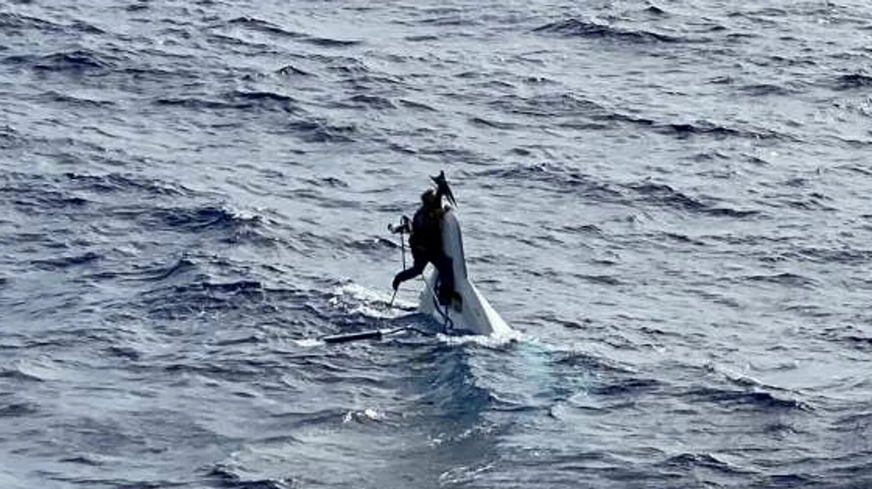 Miles off. Кораблекрушение яхта. Спасение моряка в море. Спасение в океане людей. Перевернутая лодка.